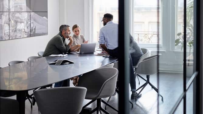 img_OFsolutions_LP_Trends3_Reinventingtheofficeasaservice_666x376