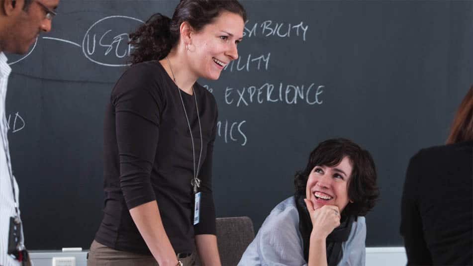 img_kone-office-group-discussion-951x535