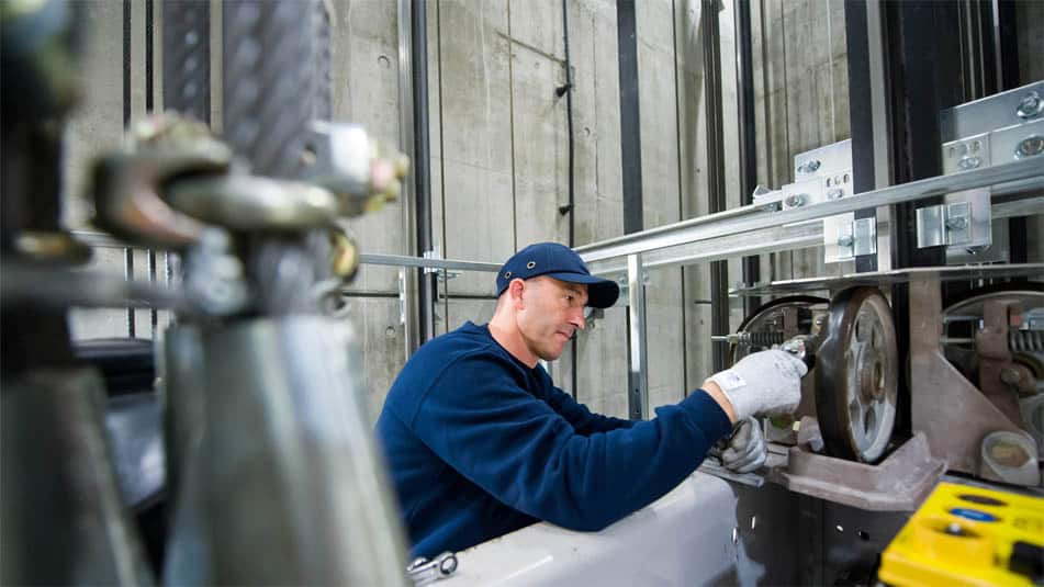 img_Solutions for existing buildings_Maintenance solutions technician shaft